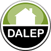 Logo DALEP Maison : Identification et Marque Logo circulaire DALEP avec une silhouette de maison blanche sur fond vert-gris, surmontant le texte DALEP blanc sur fond noir.